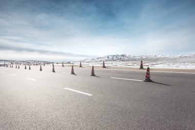 boş asfalt yol kar Dağları ile