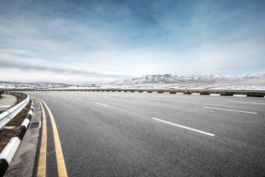 boş asfalt yol kar Dağları ile