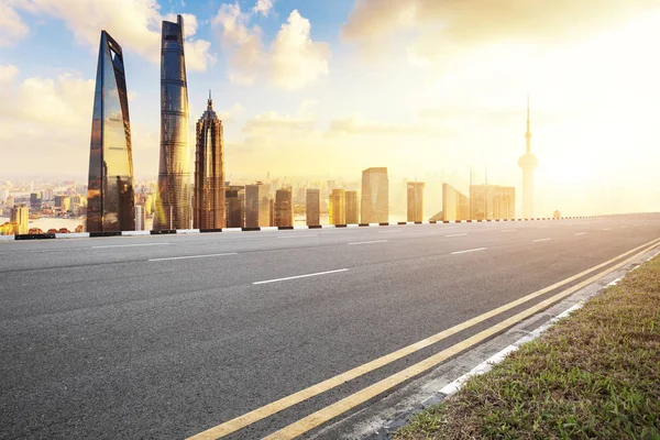 Cityscape ile boş yol — Stok fotoğraf