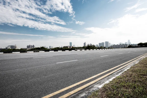 都市の景観と空道 — ストック写真