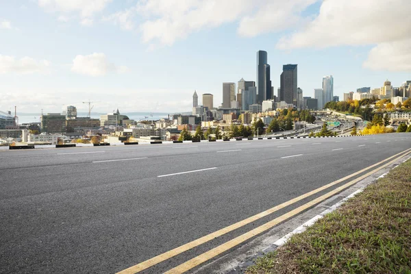 Camino de asfalto con paisaje urbano de la ciudad moderna — Foto de Stock