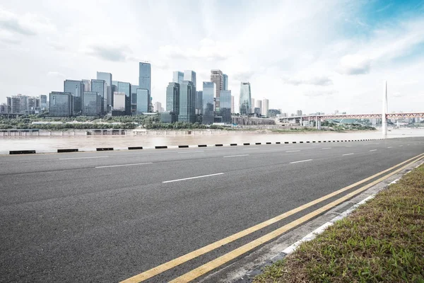 Strada asfaltata vuota con edifici moderni — Foto Stock