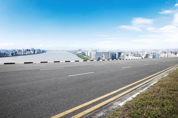 Leere Asphaltstraße mit modernen Gebäuden — Stockfoto