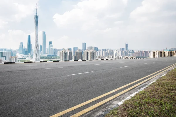 近代的な建物と空のアスファルト道路 — ストック写真