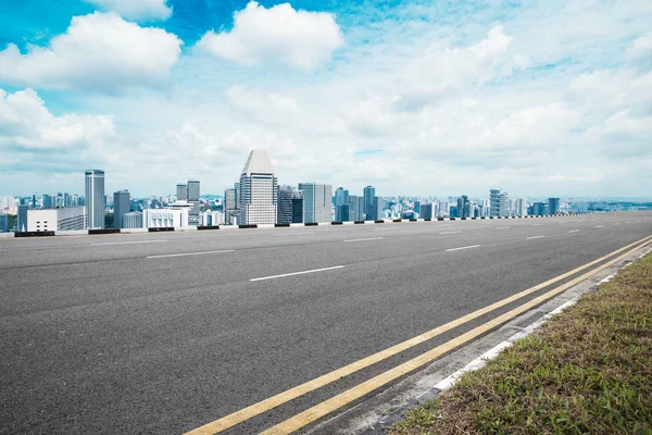 Empty asphalt road with modern buildings — Stock Photo, Image