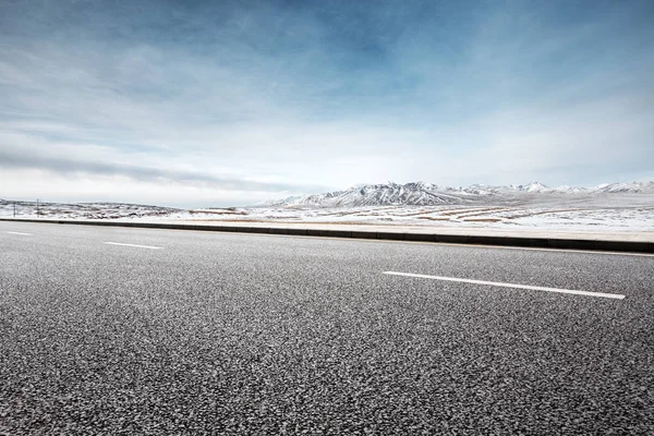 Leere Asphaltstraße in der Nähe von Schneebergen — Stockfoto