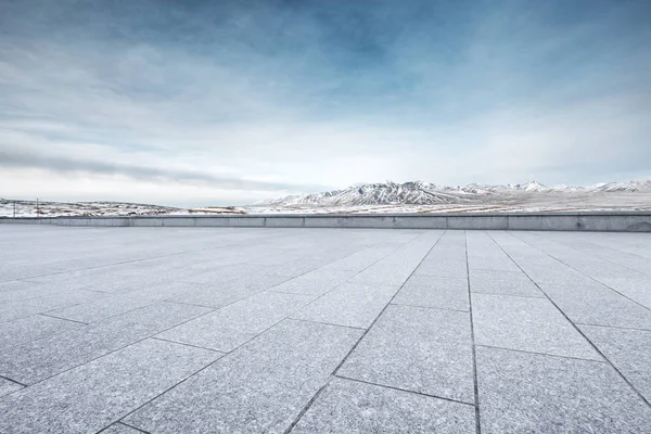 Пустой пол с белым снегом горы — стоковое фото