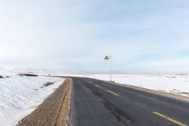 boş asfalt yol kar Dağları ile