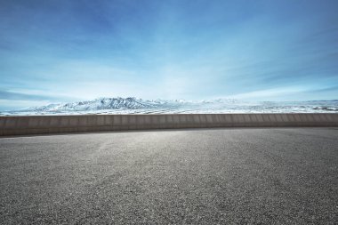 boş asfalt yol kar Dağları ile
