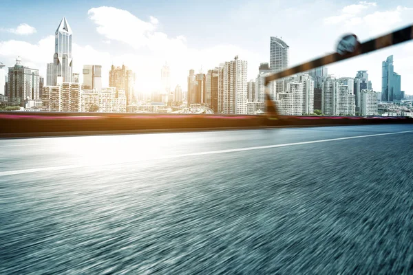 Estrada de asfalto com paisagem urbana da cidade moderna — Fotografia de Stock