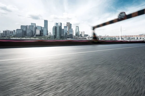 Asphalt road with cityscape of modern city — Stock Photo, Image