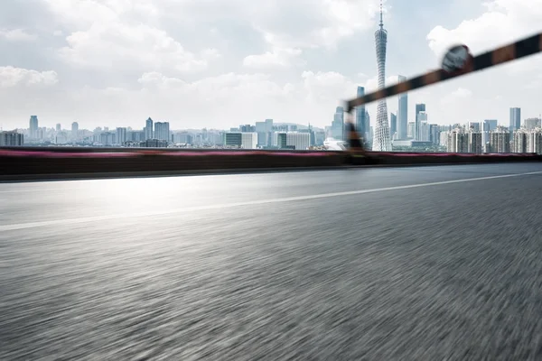 Asphalt road with cityscape of modern city — Stock Photo, Image