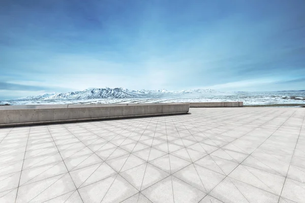 Tomma golv med vacker snö berg — Stockfoto