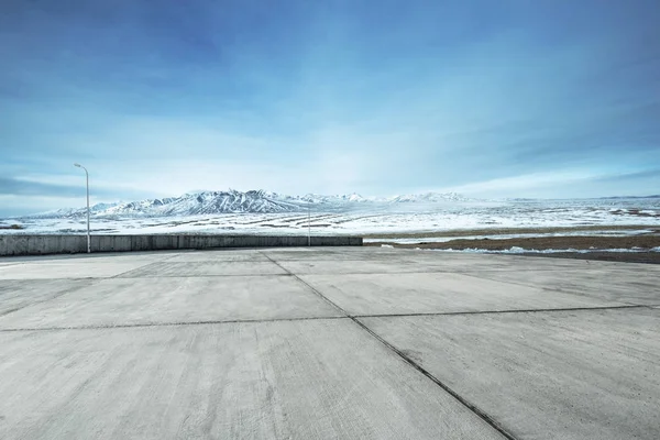 Empty floor with beautiful snow mountains — Stock Photo, Image