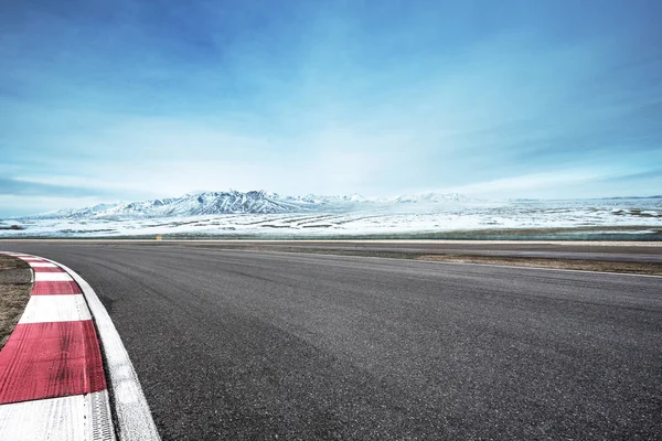 Route asphaltée vide avec montagnes de neige — Photo
