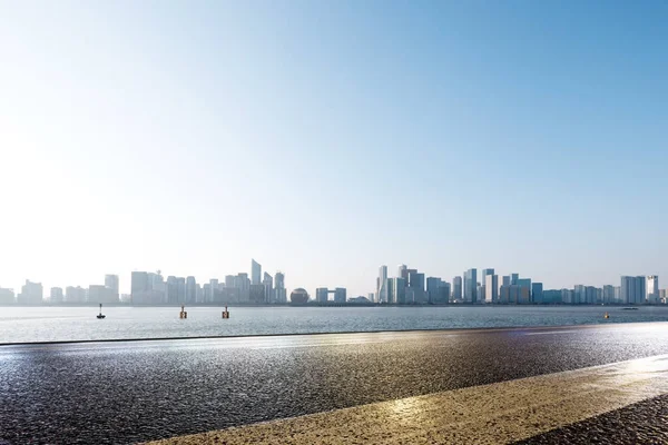 Asphalt road with cityscape of modern city — Stock Photo, Image