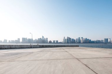 boş mermer zemin ile cityscape 