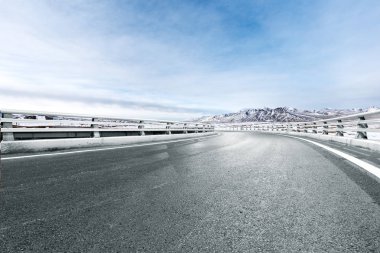 boş asfalt yol kar Dağları ile 