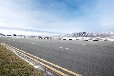 boş asfalt yol kar Dağları ile 