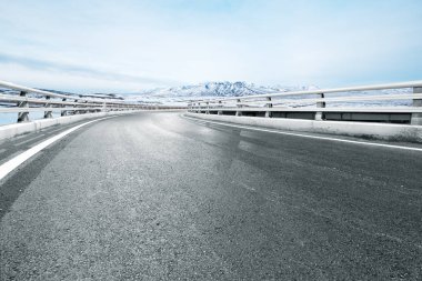 boş asfalt yol kar Dağları ile 