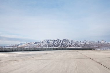 kar Dağları ile boş beton zemin