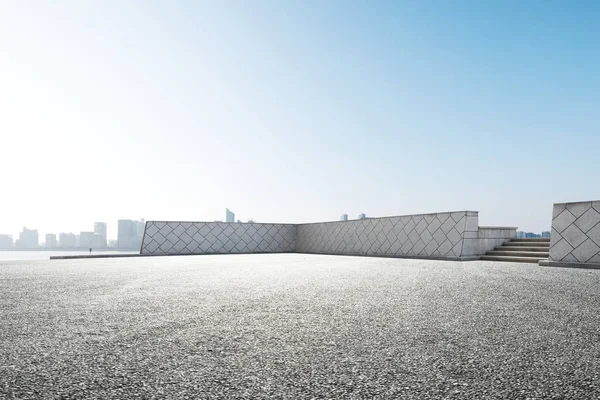 Asphalt road with cityscape of modern city — Stock Photo, Image