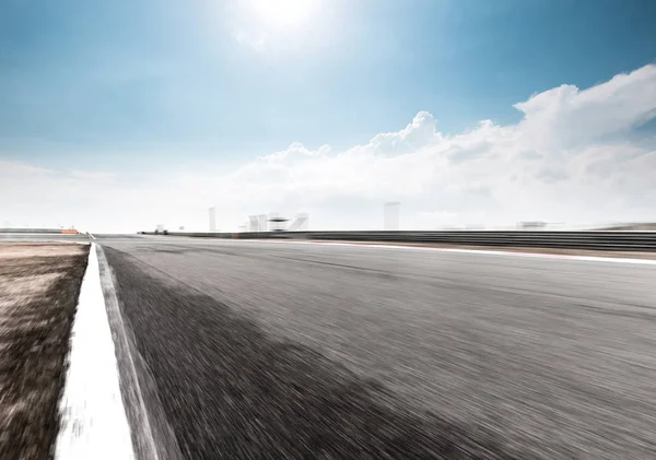 Route asphaltée vide dans le ciel bleu — Photo