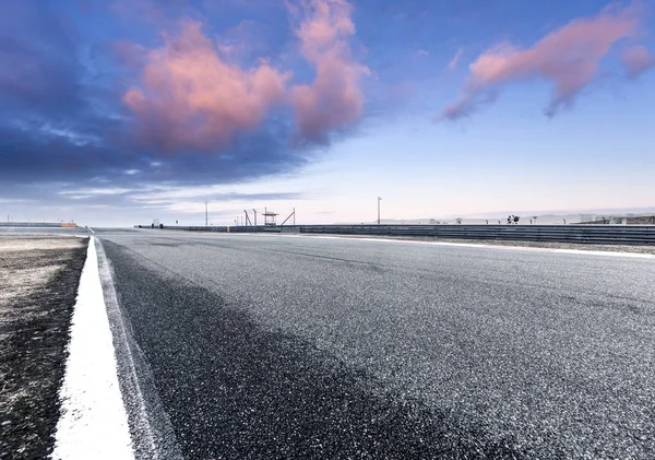 Route asphaltée vide dans le ciel bleu — Photo