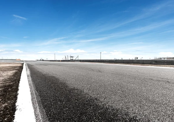 Route asphaltée vide dans le ciel bleu — Photo