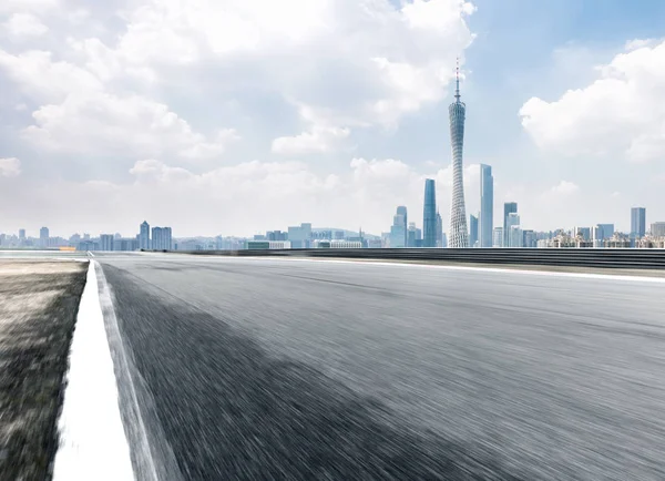 Camino de asfalto con paisaje urbano de la ciudad moderna — Foto de Stock