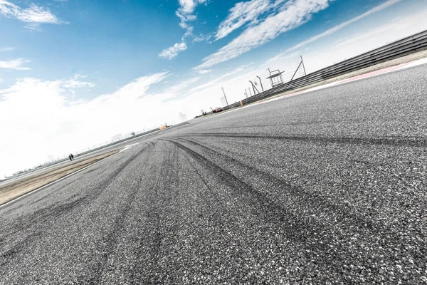 Strada asfaltata vuota e cielo nuvoloso — Foto Stock