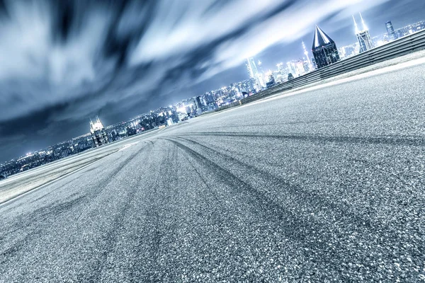 Route asphaltée avec paysage urbain de la ville moderne — Photo