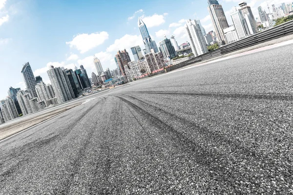 Route asphaltée avec paysage urbain de la ville moderne — Photo