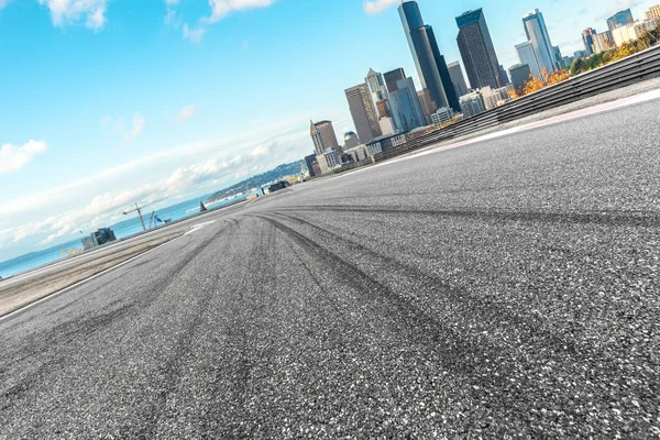 Asphalt road with cityscape of modern city — Stock Photo, Image