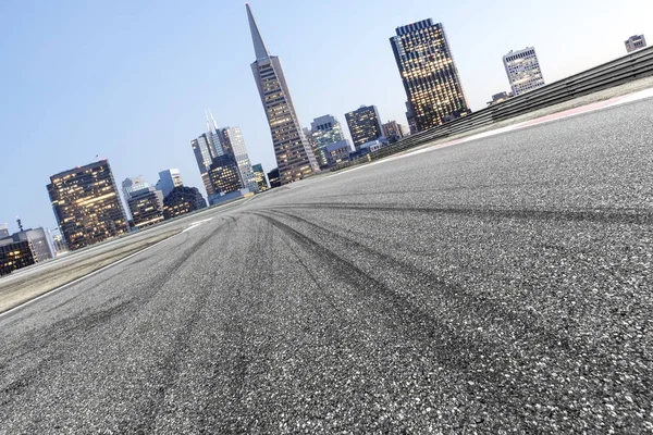 Estrada de asfalto com paisagem urbana da cidade moderna — Fotografia de Stock