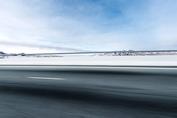 Boş asfalt yol kar Dağları ile — Stok fotoğraf