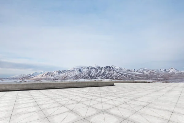 空的大理石地板，与雪山 — 图库照片