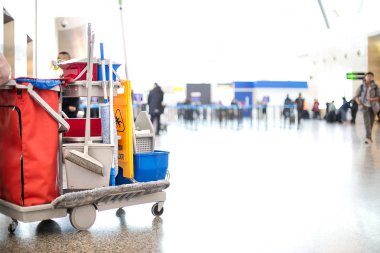 modern salonunda temizlik arabası