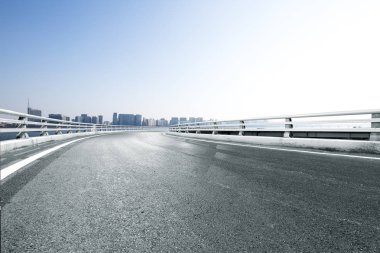 emtpy asfalt yol ile cityscape 