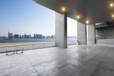 boş mermer zemin ve Hangzhou bulut gökyüzünde cityscape
