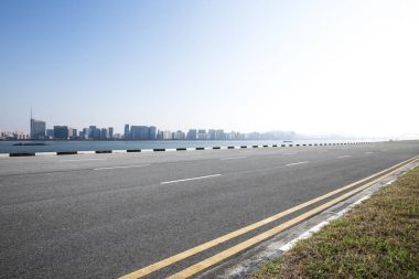 emtpy asfalt yol ile cityscape