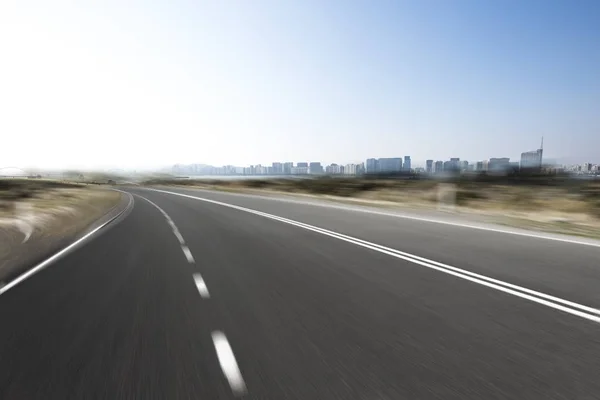 都市の景観と空アスファルト道路 — ストック写真