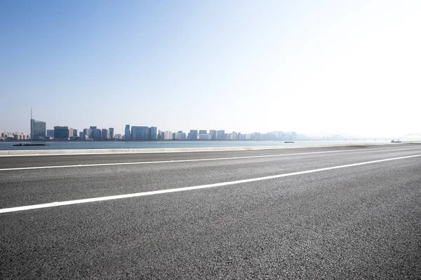 空のアスファルトの道路と空青い雲に杭州市の都市景観 — ストック写真