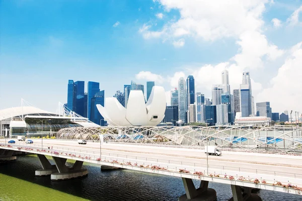 Mavi Bulut Gökyüzünde Singapur Marina Koyu Yakınlarındaki Yol Modern Binalarda — Stok fotoğraf