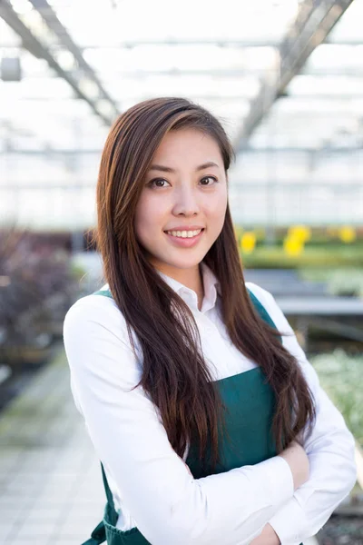 온실에서 작동 하는 젊은 아시아 여자 — 스톡 사진