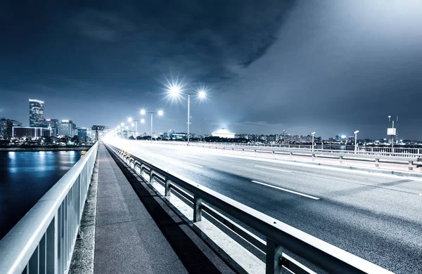 Verkeer op brug bij nacht in Seoul — Stockfoto