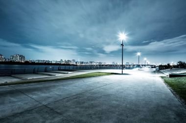 Nehri yakınında boş yol Seul gece sahne