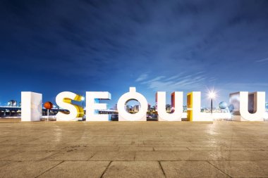 Ben Seul U Seul ile ünlü riverbank Square'de alacakaranlık