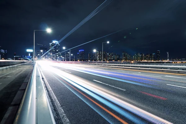 Geceleri Köprüsü'trafik — Stok fotoğraf