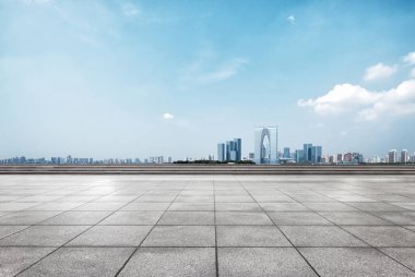 boş tuğla zemin ve su yakınında modern şehir cityscape